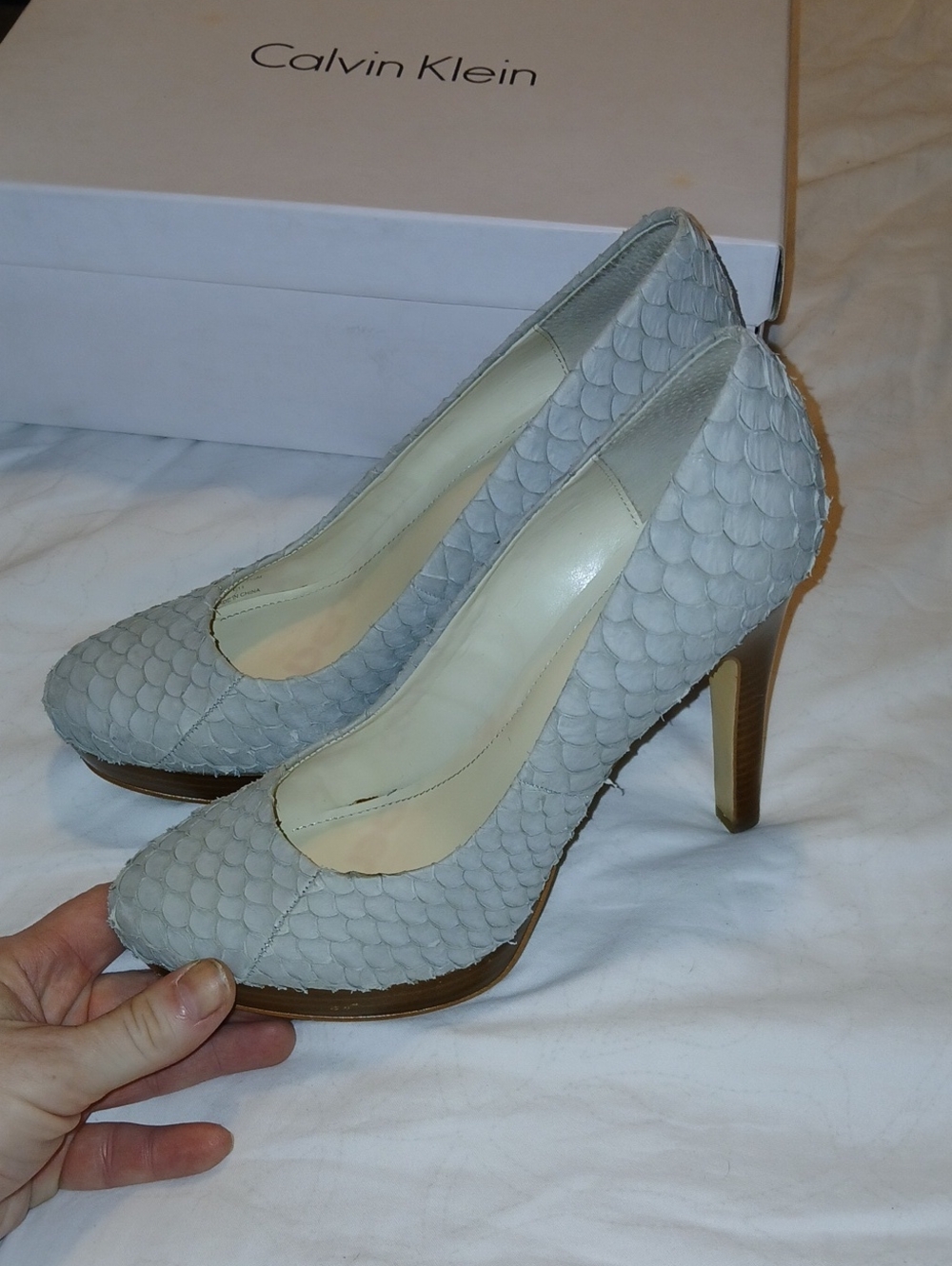 Calvin Klein Kendall Round Toe Gray Scaled Leather Wood High Heel Pumps Sz: 7.5